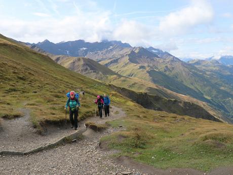 Stoupání do hraničního sedla Col du Grand Ferret mezi Itálií a Švýcarskem