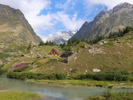 Spodní okraj mokřadního jezera Lago del Combal v italské části TMB