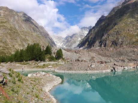 Ledovcové jezero Lago del Miage na okraji stejnojmenného ledovce