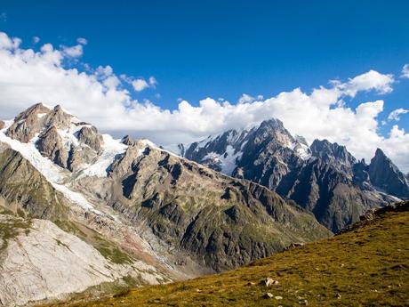 Výhled na Mont Blanc z jižní, italské strany z hřebene Monte Fortin