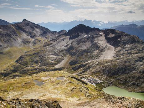 Pohled z Pointe du Drône na průsmyk, jezero a klášter Grand St. Bernard