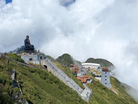 Na hoře Fan Si Pan se nachází celý komplex chrámů a buddhistických soch