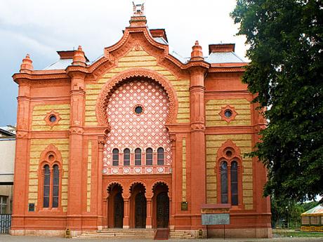 Užhorodská synagoga má nepřehlédnutelnou červenou fasádu